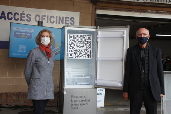 'Gran Recapte' food drive organizers stand beside an empty refrigerator (by Maria Asmarat)